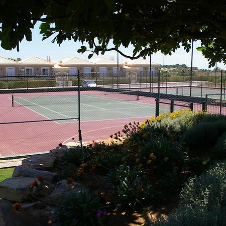 منتجع بوافيستا جولف آند سبا لاغوس المظهر الخارجي الصورة Tennis courts at the resort