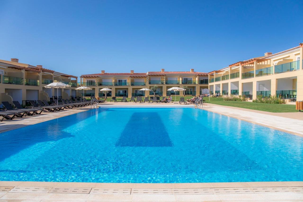 منتجع بوافيستا جولف آند سبا لاغوس المظهر الخارجي الصورة The swimming pool at the complex