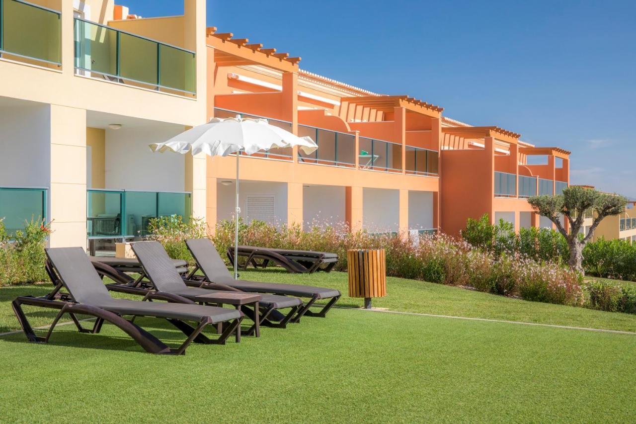 منتجع بوافيستا جولف آند سبا لاغوس المظهر الخارجي الصورة Artificial grass at a resort