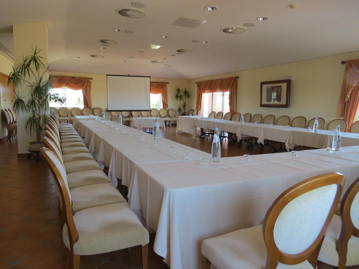 منتجع بوافيستا جولف آند سبا لاغوس المظهر الخارجي الصورة The U-shaped table