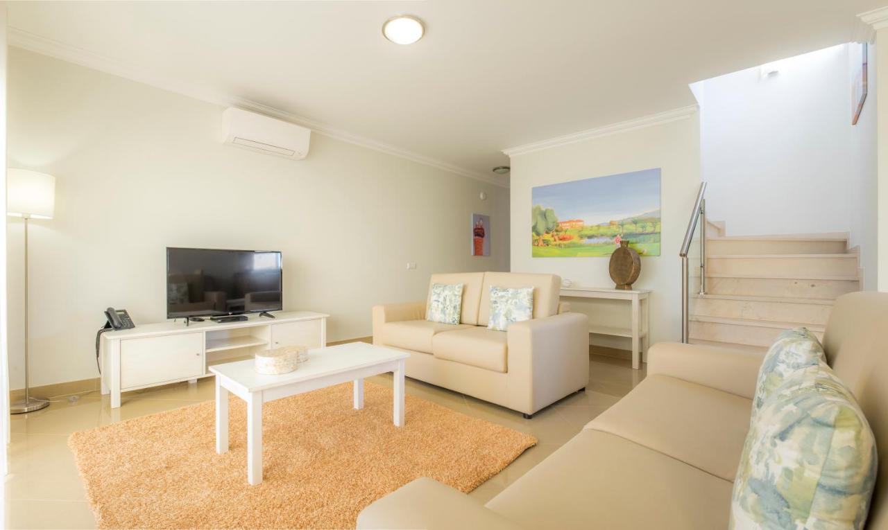 منتجع بوافيستا جولف آند سبا لاغوس المظهر الخارجي الصورة A living room in a typical apartment