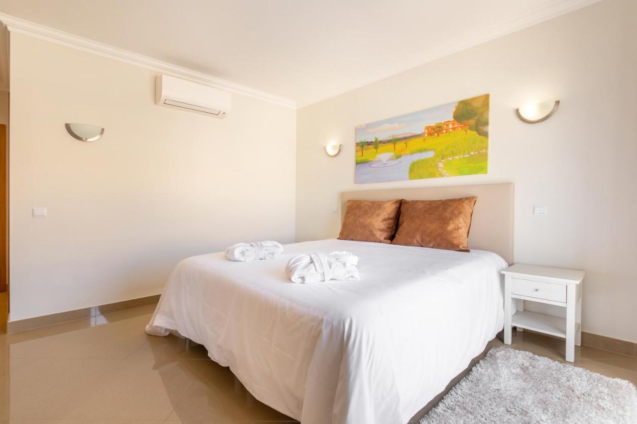 منتجع بوافيستا جولف آند سبا لاغوس المظهر الخارجي الصورة A bedroom in a hotel