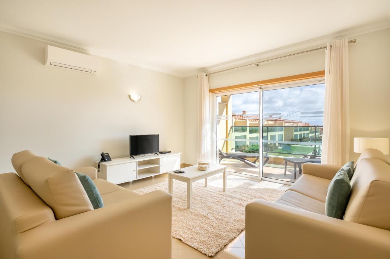 منتجع بوافيستا جولف آند سبا لاغوس المظهر الخارجي الصورة Living room with air conditioning