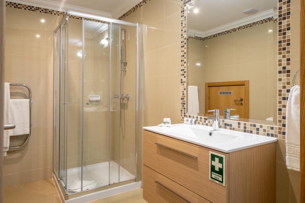 منتجع بوافيستا جولف آند سبا لاغوس المظهر الخارجي الصورة Bathroom with shower cubicle