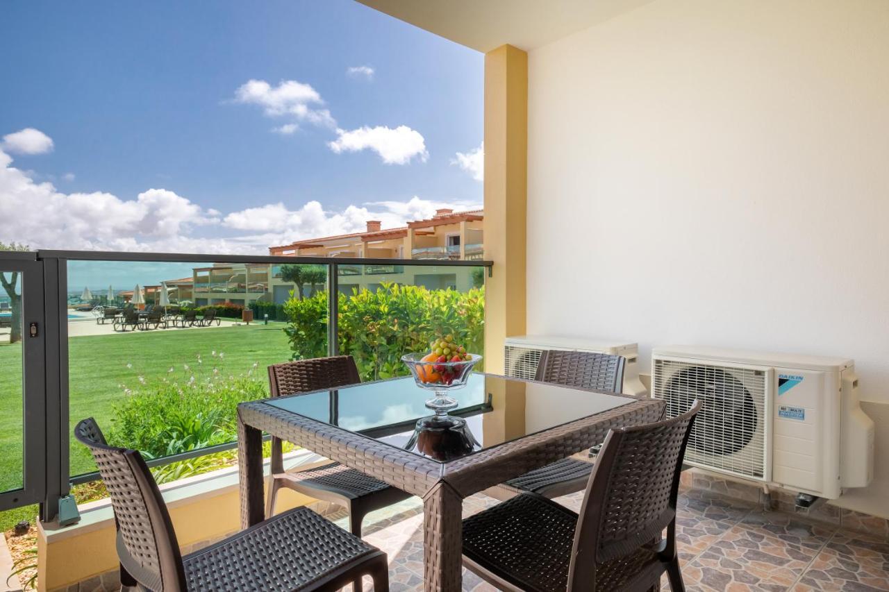 منتجع بوافيستا جولف آند سبا لاغوس المظهر الخارجي الصورة A balcony with a view of the sea