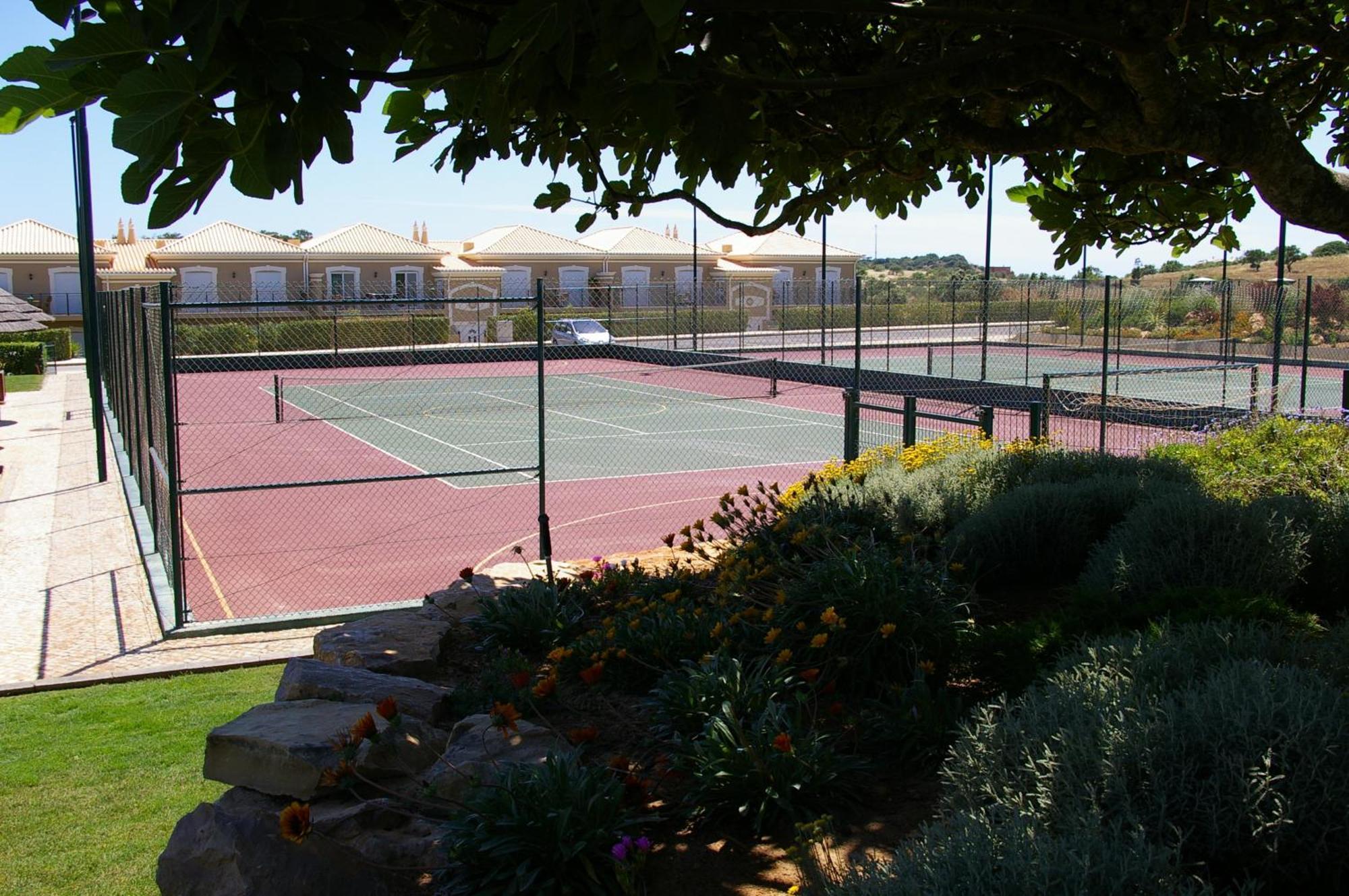 منتجع بوافيستا جولف آند سبا لاغوس المظهر الخارجي الصورة Tennis courts at the resort
