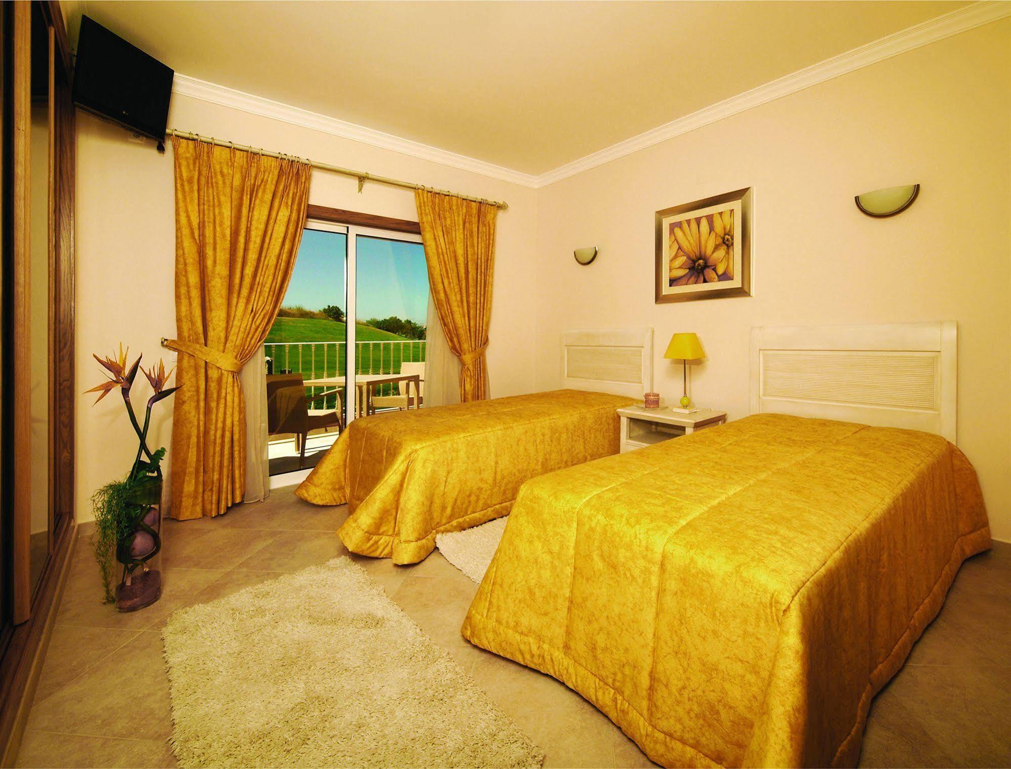 منتجع بوافيستا جولف آند سبا لاغوس المظهر الخارجي الصورة A bedroom at the hotel