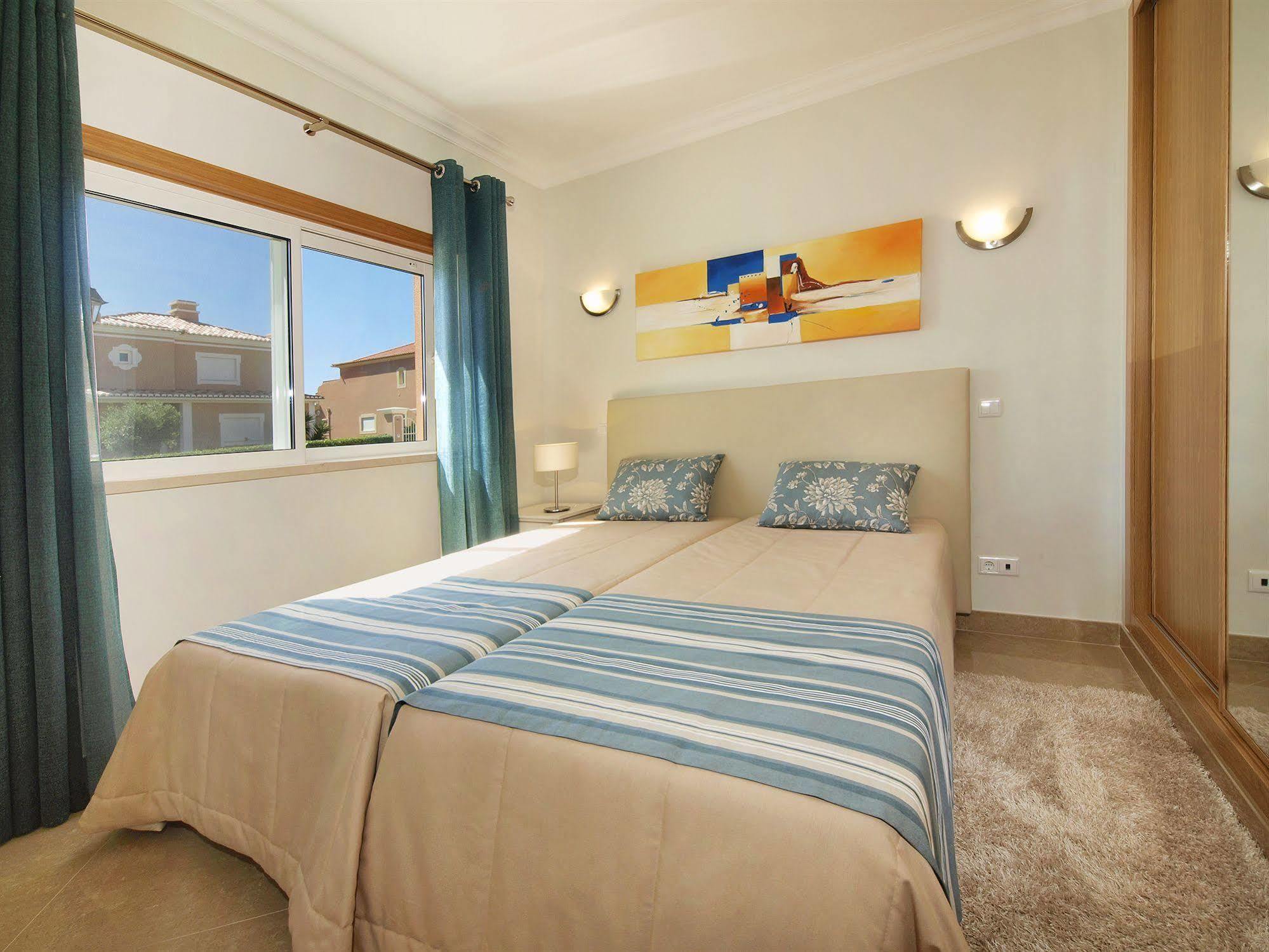 منتجع بوافيستا جولف آند سبا لاغوس المظهر الخارجي الصورة A bedroom