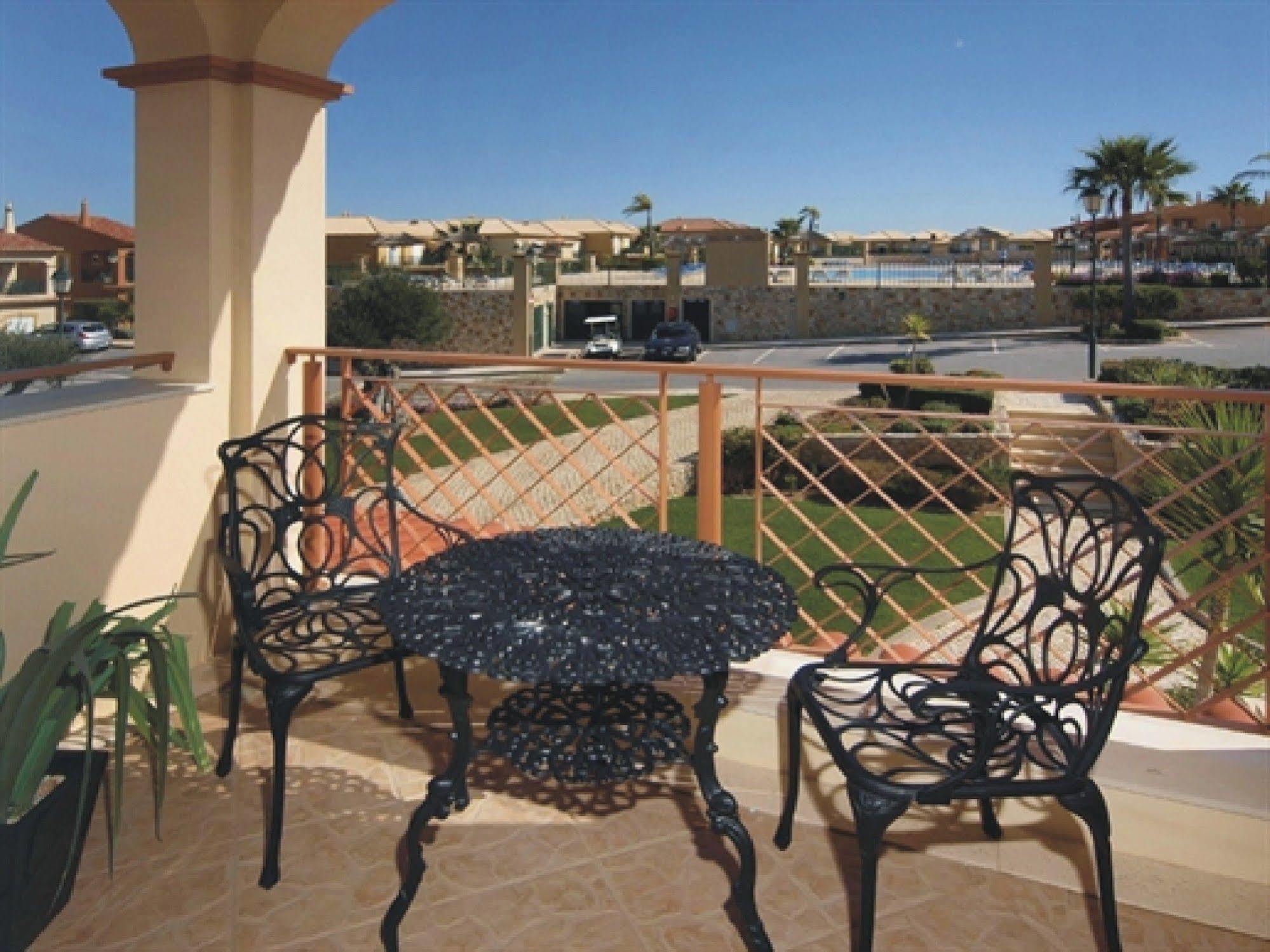 منتجع بوافيستا جولف آند سبا لاغوس المظهر الخارجي الصورة A balcony