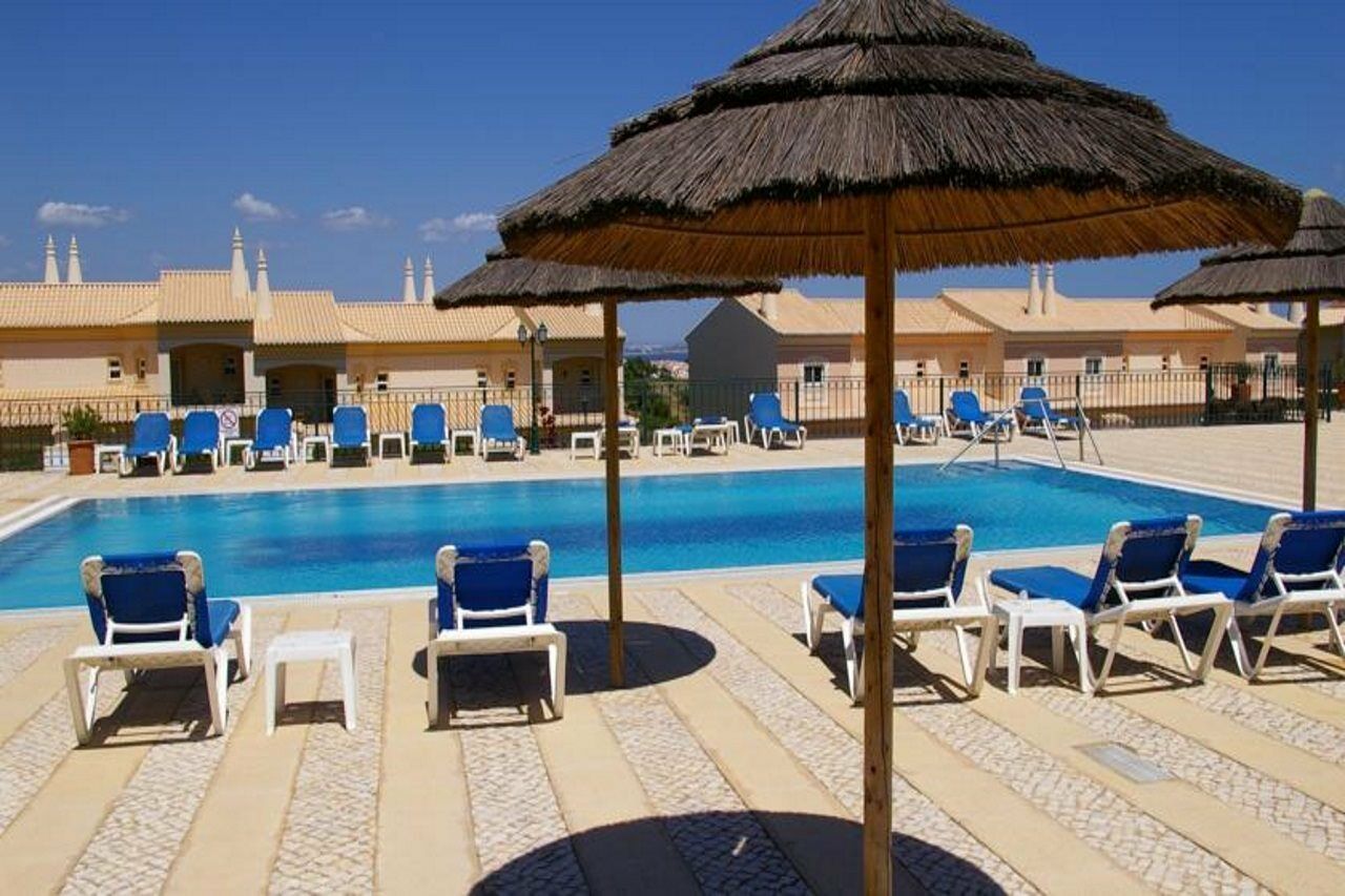 منتجع بوافيستا جولف آند سبا لاغوس المظهر الخارجي الصورة A swimming pool in Portugal