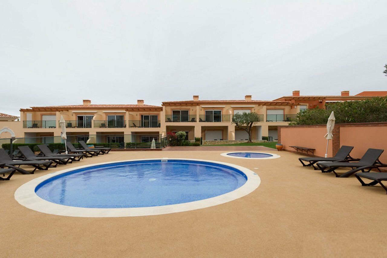 منتجع بوافيستا جولف آند سبا لاغوس المظهر الخارجي الصورة A swimming pool with a safety cover