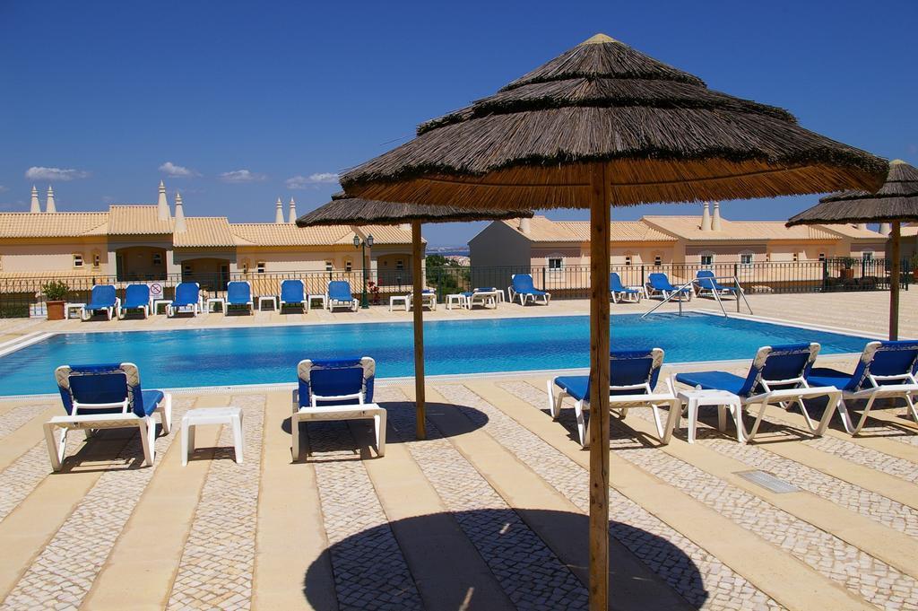 منتجع بوافيستا جولف آند سبا لاغوس المظهر الخارجي الصورة A swimming pool in Portugal